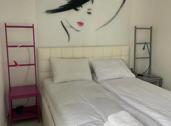 Lady - Victoria By Oneapartments *