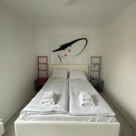 Lady - Victoria By Oneapartments